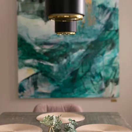 Large Three Bedroom In Very Center *