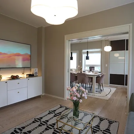 Large Three Bedroom In Very Center