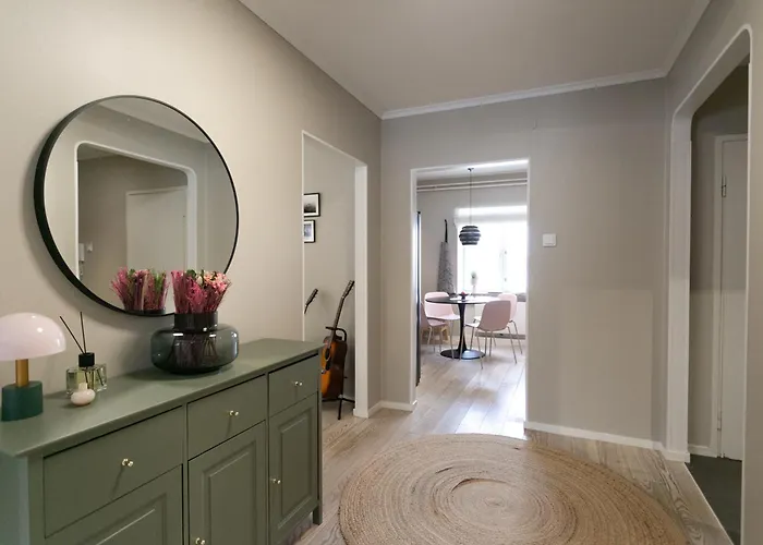 Large Three Bedroom In Very Center Lägenhet *