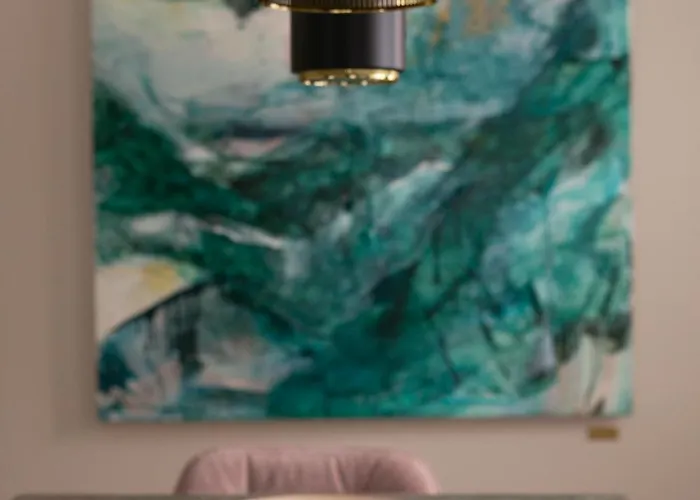 Large Three Bedroom In Very Center *