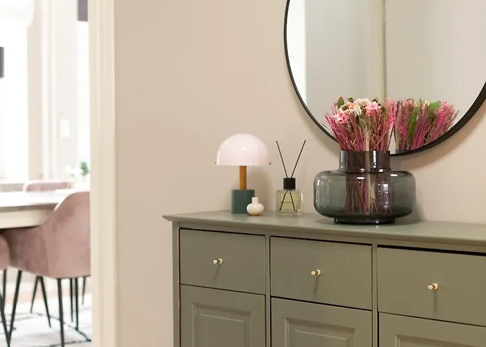 Large Three Bedroom In Very Center *